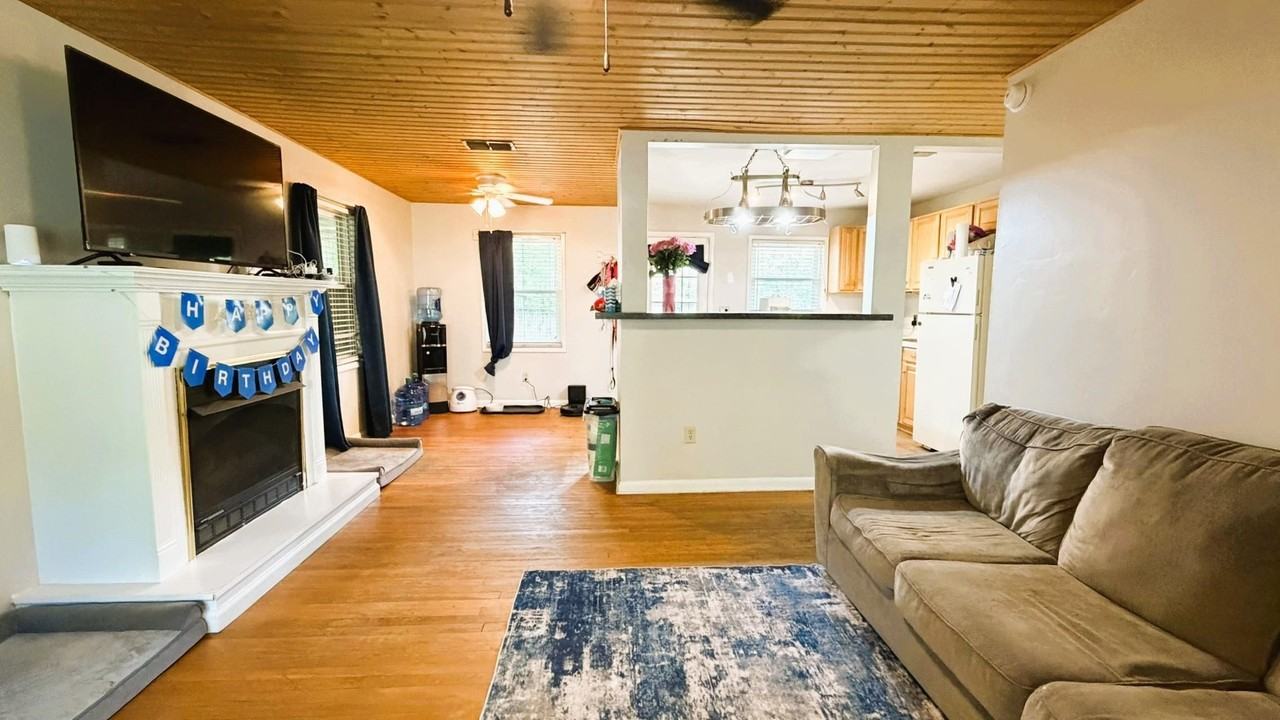 1626 Mayhew St - Photo 4 of 19