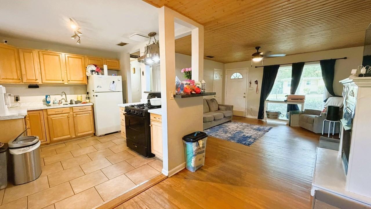 1626 Mayhew St - Photo 5 of 19
