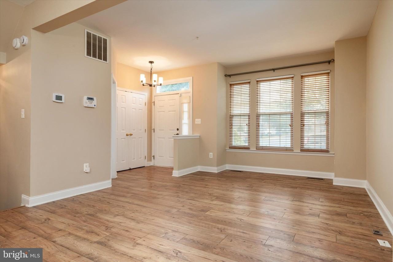824 Stonehurst Ct - Photo 3 of 38