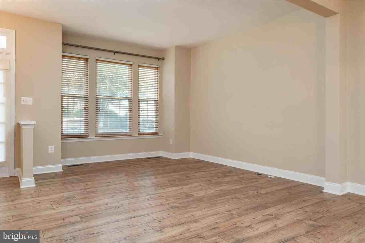 824 Stonehurst Ct - Photo 4 of 38