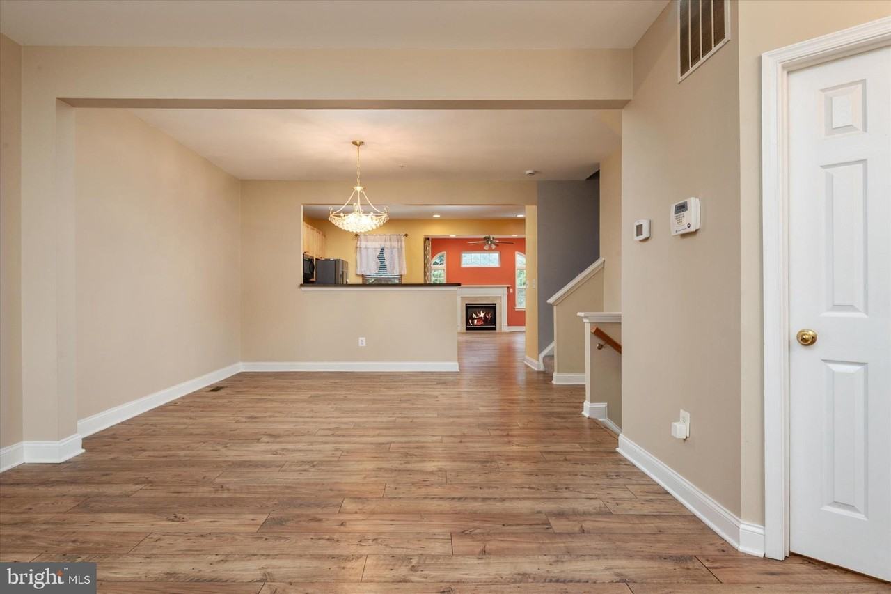 824 Stonehurst Ct - Photo 5 of 38