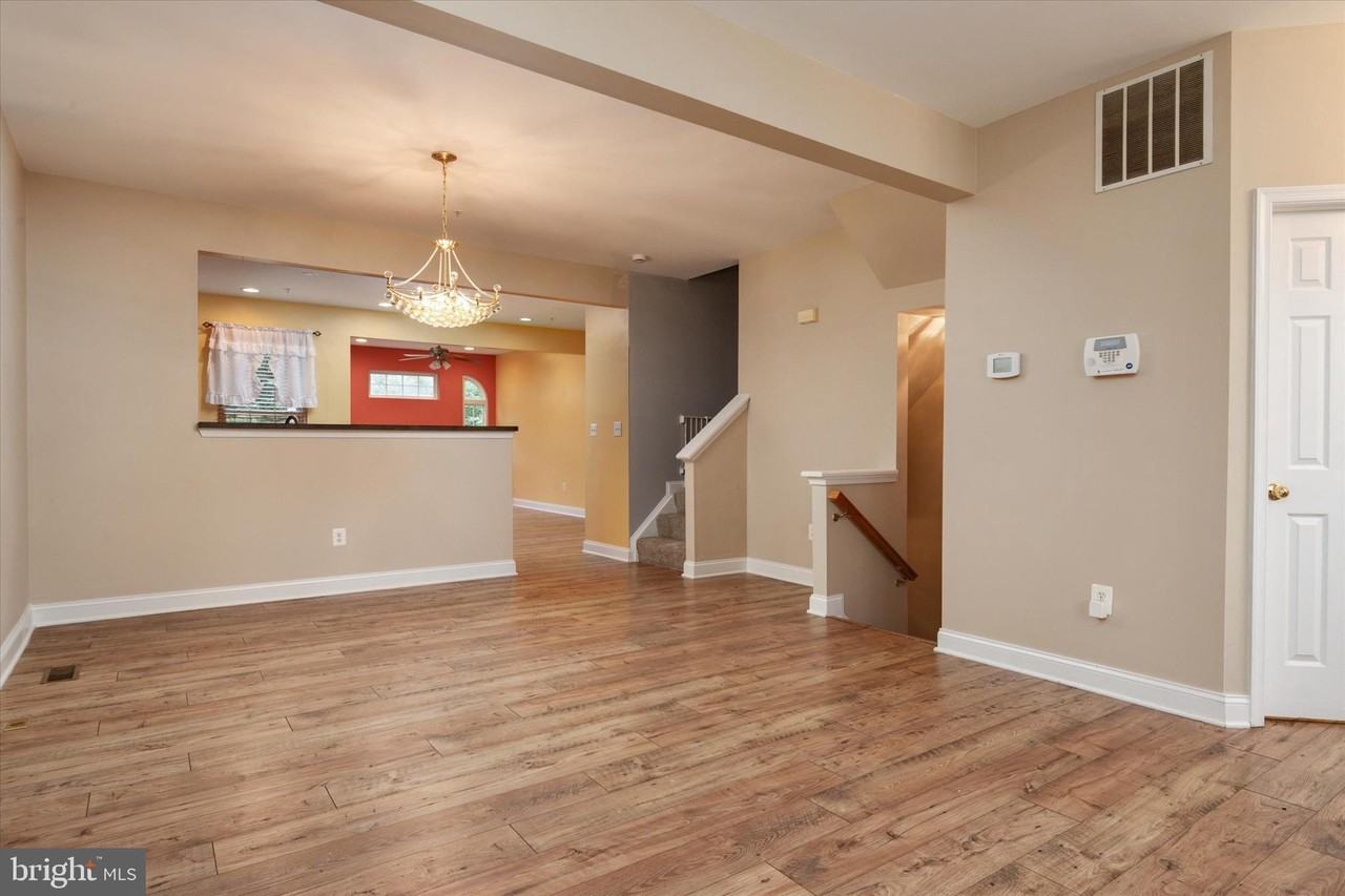 824 Stonehurst Ct - Photo 6 of 38