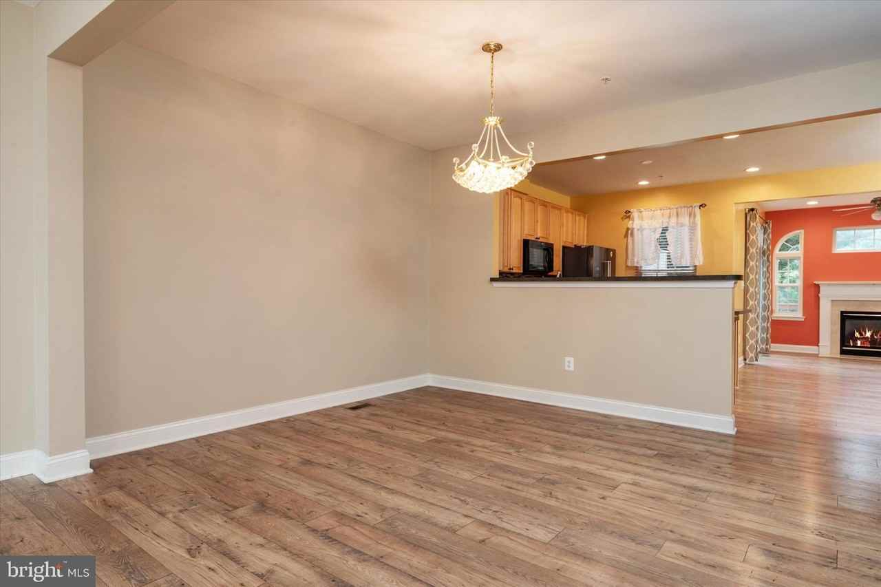 824 Stonehurst Ct - Photo 7 of 38