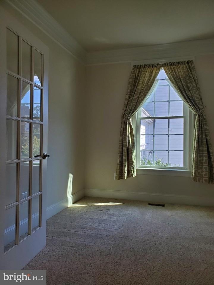 411 Greenebaum Ln - Photo 6 of 46