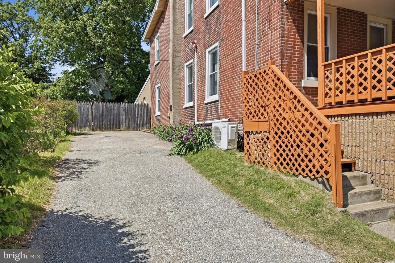 712 E Hector St - Photo 2 of 25