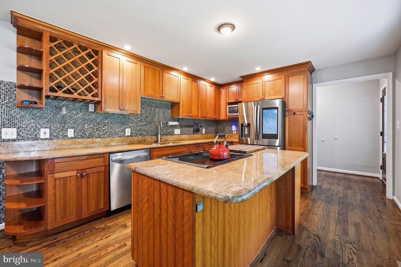 2506 Pinoak Ln - Photo 3 of 33