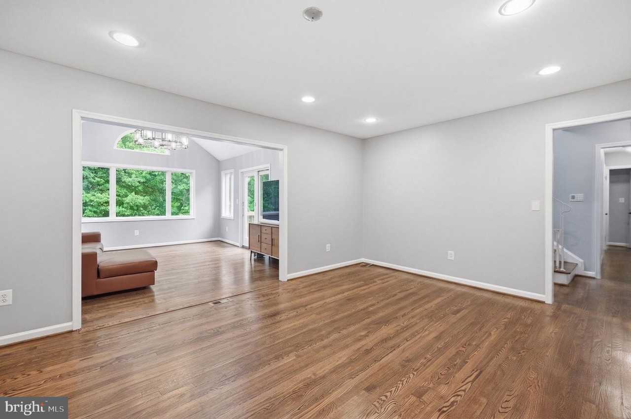 2506 Pinoak Ln - Photo 7 of 33