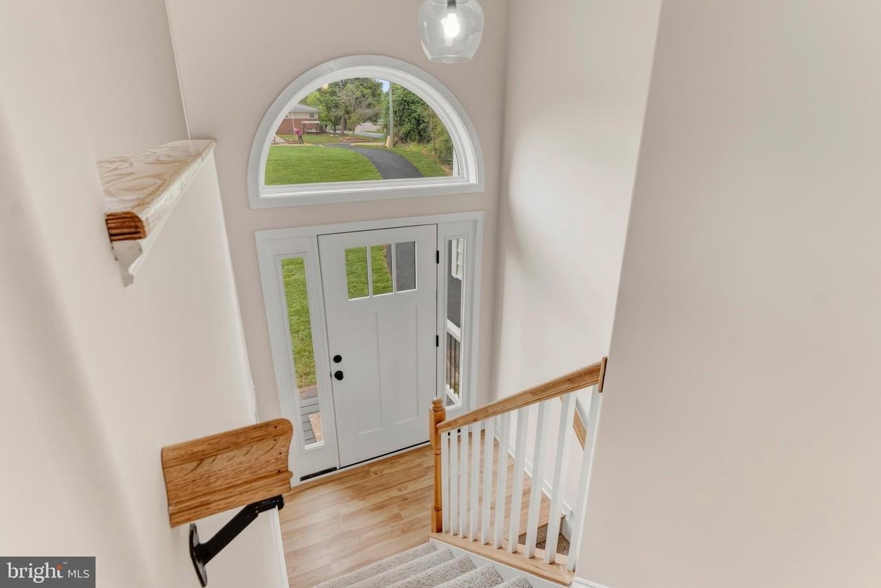 17 Carol St - Photo 5 of 36