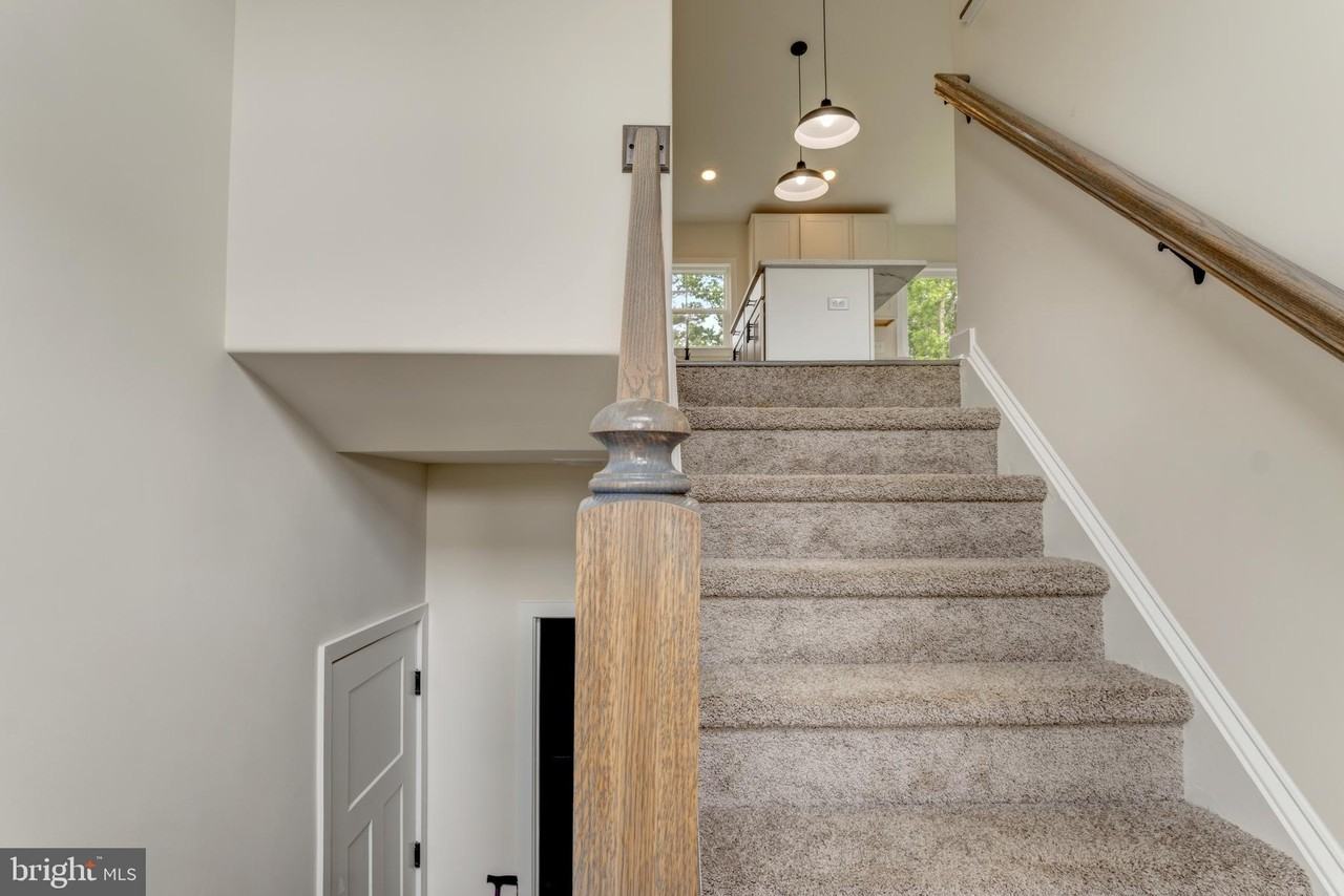 19 Carol St - Photo 5 of 35