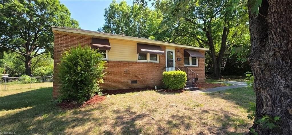 2206 Bothwell St - Photo 5 of 27
