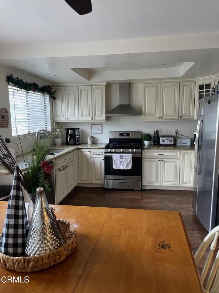 552 Chapala Dr - Photo 3 of 10