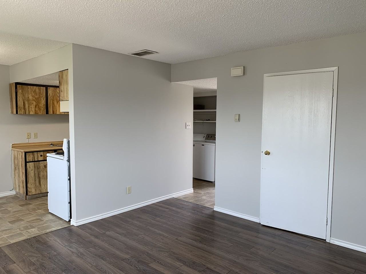 8403 29 Avenue NW, Edmonton, Alberta, Canada, T6K 3M2 - Photo 5 of 19