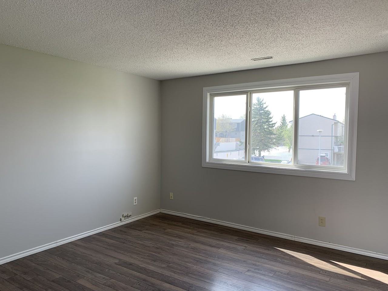 8403 29 Avenue NW, Edmonton, Alberta, Canada, T6K 3M2 - Photo 6 of 19