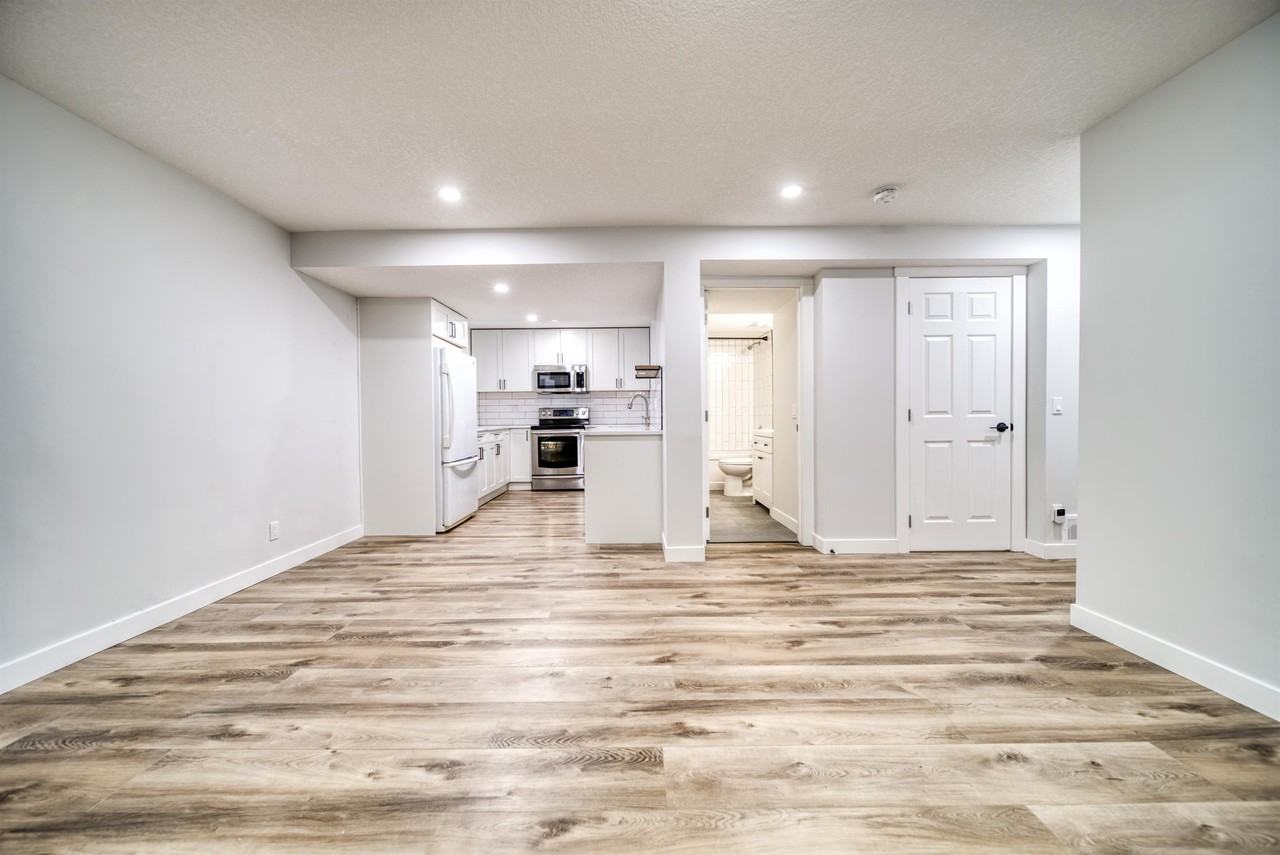5808 Dalridge Hill NW, Calgary - Photo 4 of 15