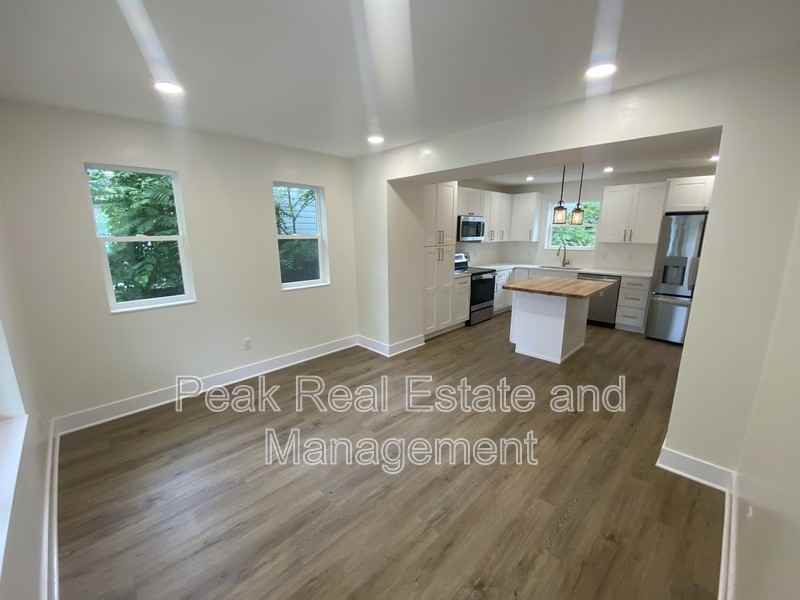 2016 Towner Ave Sw - Photo 5 of 16