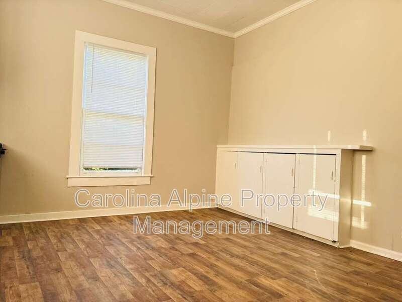 321 N Poplar St - Photo 3 of 25