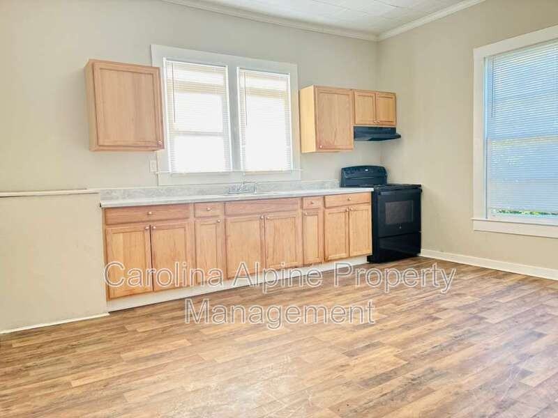 321 N Poplar St - Photo 4 of 25