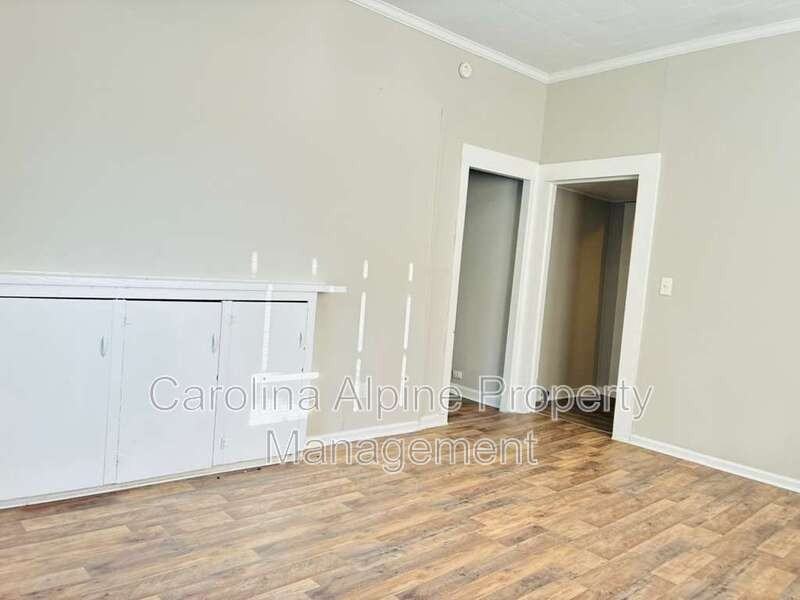 321 N Poplar St - Photo 5 of 25