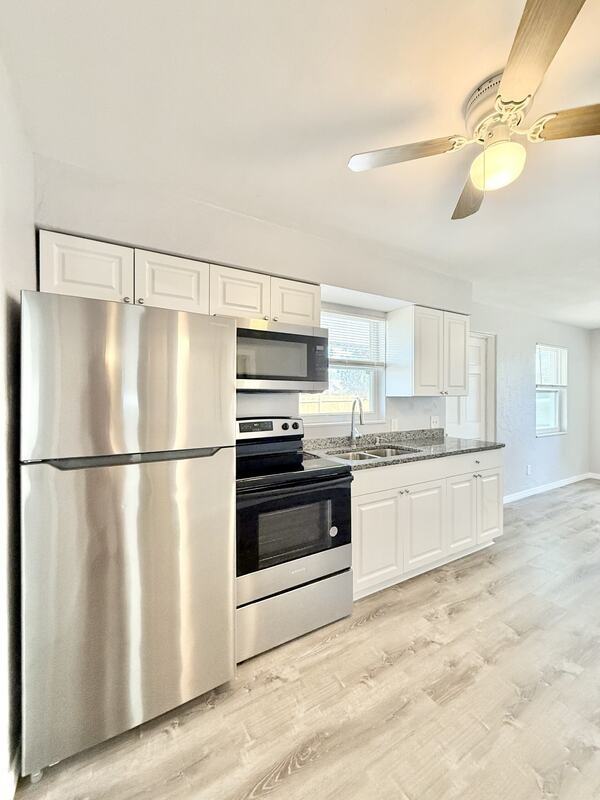 4091 58th Ave N - Photo 4 of 40