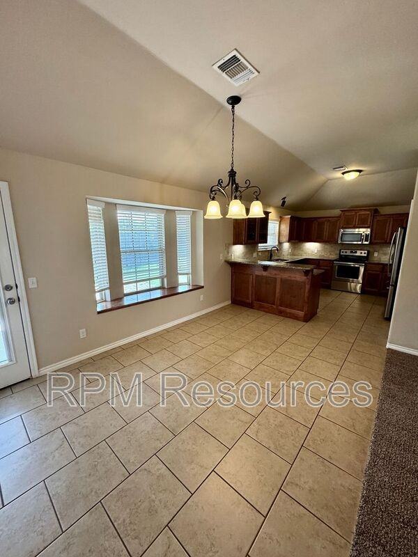 10800 Se 27th St - Photo 6 of 25