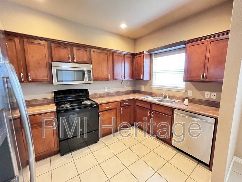 3200 Sw Windrift Ave #1 - Photo 7 of 24