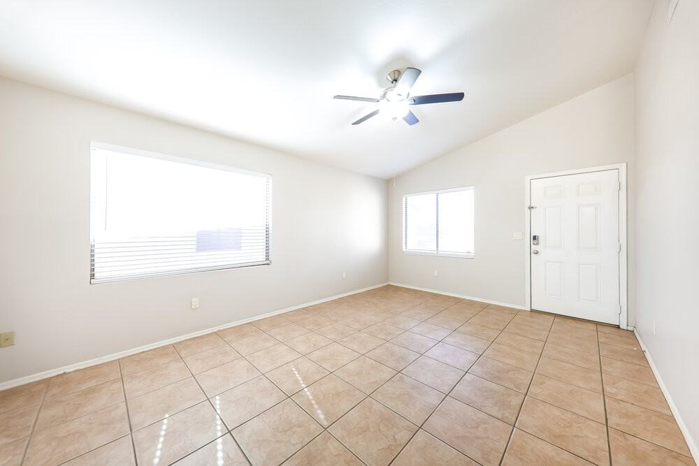 2030 E Wahalla Ln - Photo 4 of 16