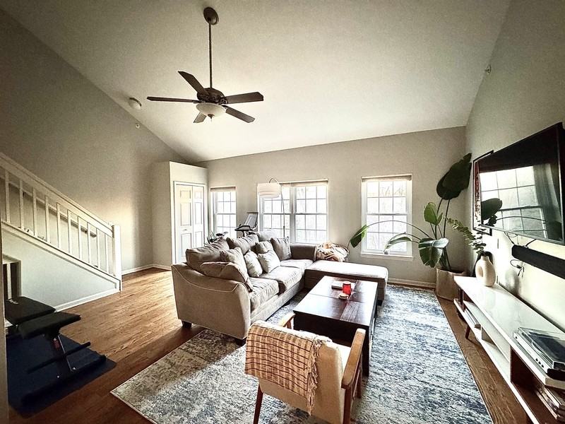 1860 Lindsay Ln - Photo 6 of 31