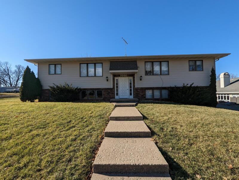 223 Carson St - Photo 2 of 16