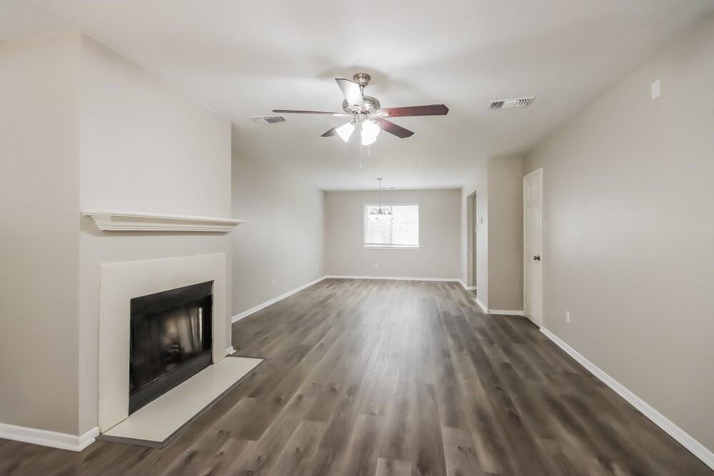 18450 Hollow Oaks Cir - Photo 4 of 20