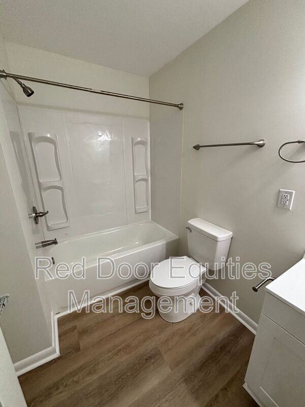 123 W Walnut St #D - Photo 3 of 9