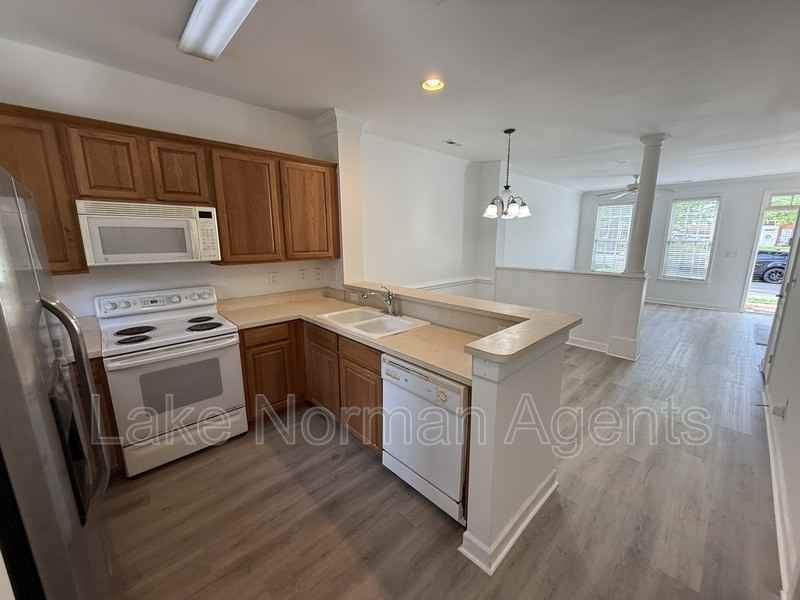 10031 Ansonborough Sq - Photo 3 of 18