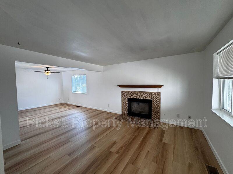 600 Ne Flagstone Ln - Photo 3 of 23
