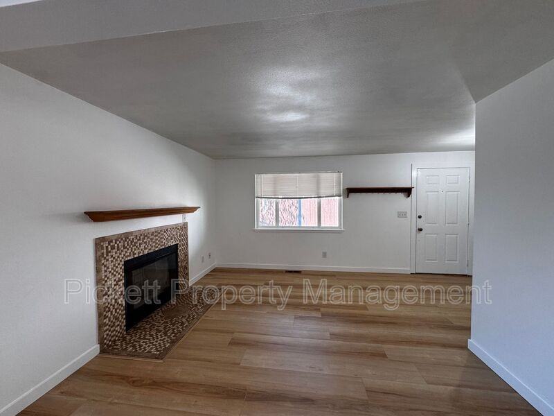600 Ne Flagstone Ln - Photo 4 of 23