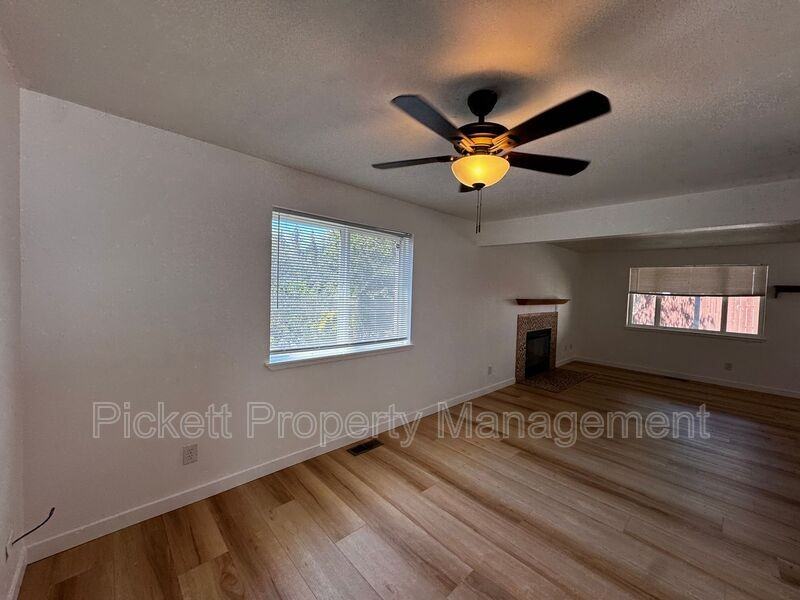 600 Ne Flagstone Ln - Photo 6 of 23