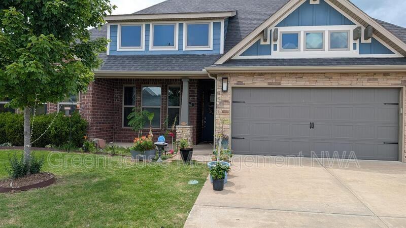 1261 Hope St - Photo 2 of 10