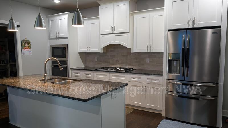 1261 Hope St - Photo 3 of 10