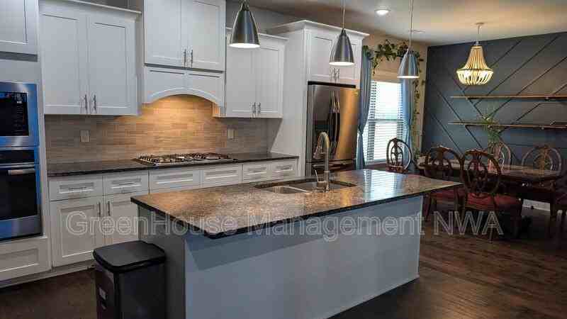 1261 Hope St - Photo 4 of 10
