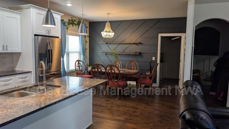 1261 Hope St - Photo 5 of 10
