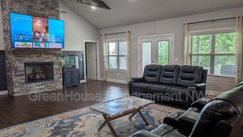 1261 Hope St - Photo 6 of 10