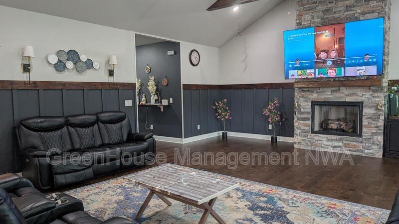 1261 Hope St - Photo 7 of 10