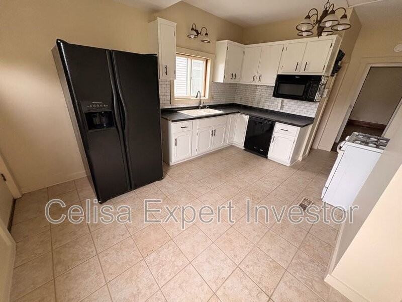 3221 S Harrison St - Photo 4 of 12