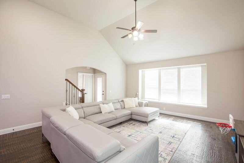 1501 Laurence Ln - Photo 3 of 46