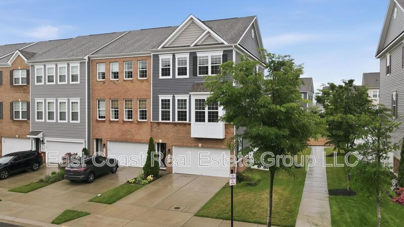 5123 Ironsides Dr - Photo 3 of 38