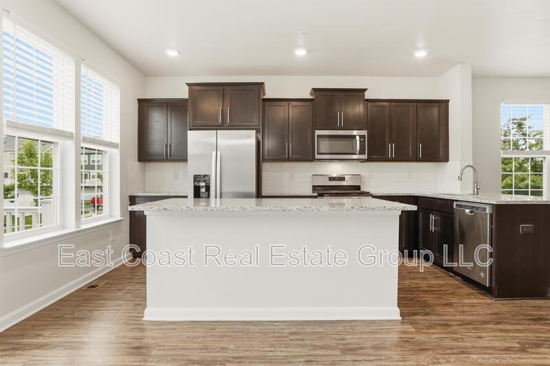 5123 Ironsides Dr - Photo 4 of 38