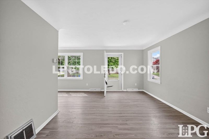 4406 Asbury Dr - Photo 5 of 37