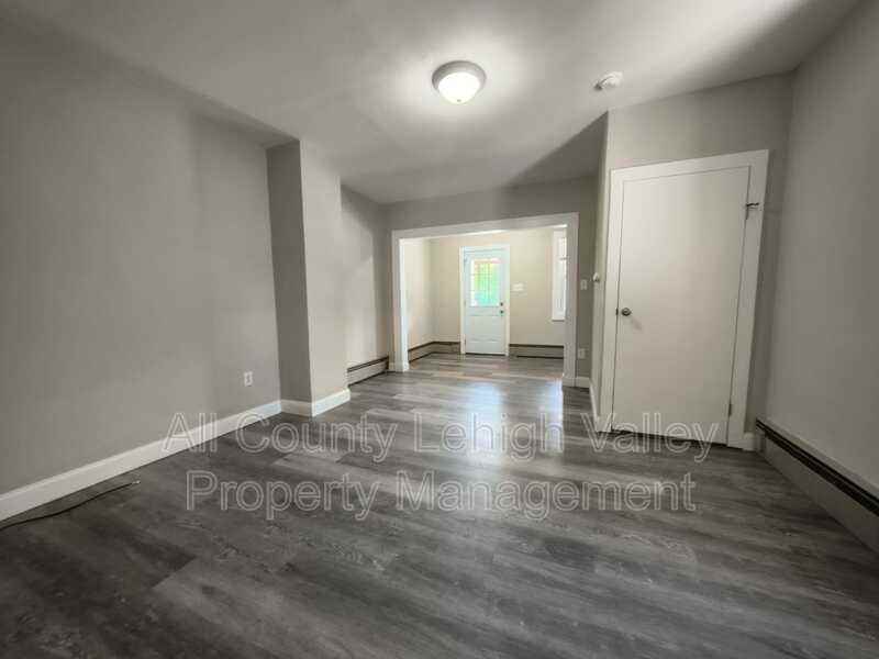 639 Washington St - Photo 4 of 14