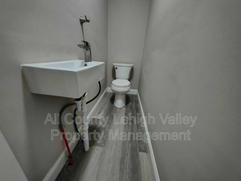 639 Washington St - Photo 6 of 14