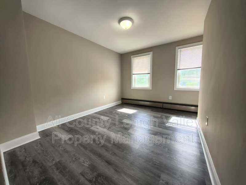 639 Washington St - Photo 7 of 14
