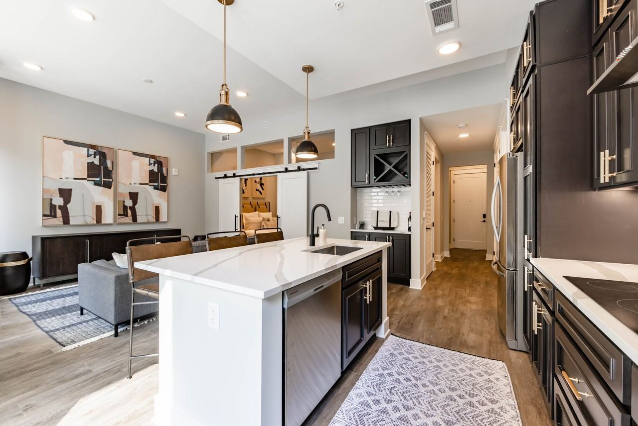 500 West Trade - Photo 7 of 27