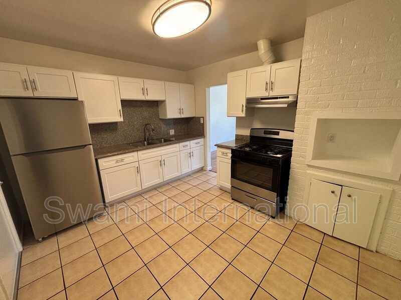 13233 Kornblum Ave - Photo 2 of 11